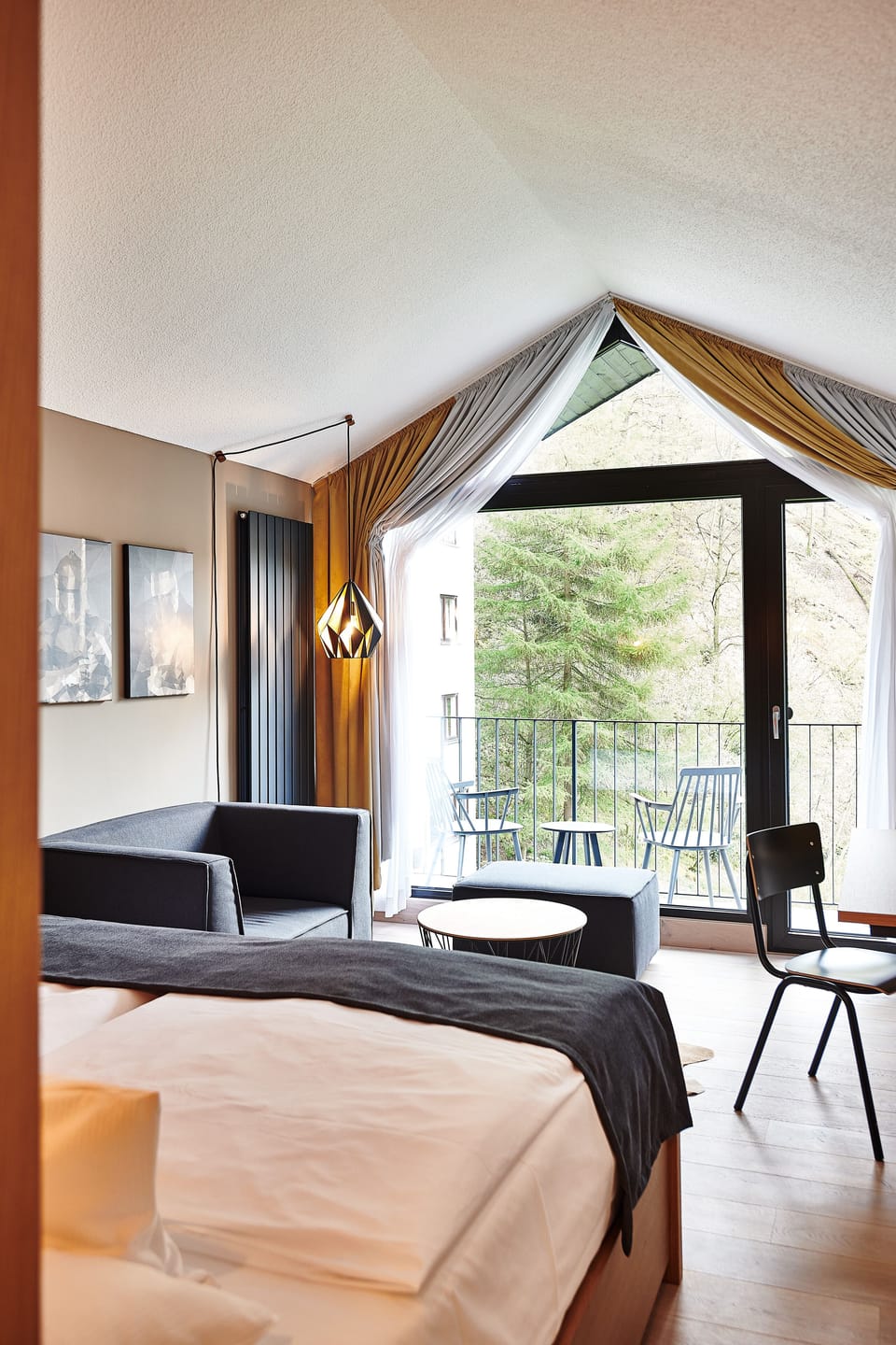 Doppelzimmer (Burgblick) | Hypo-allergenic bedding, in-room safe, desk, laptop workspace