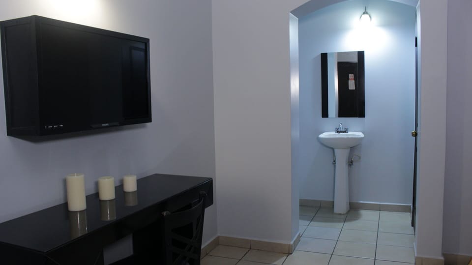 Double Room, 1 Double Bed | Bathroom | Shower, towels