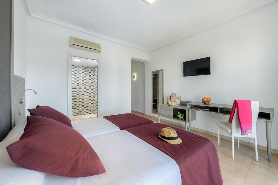 In-room safe, WiFi (free)