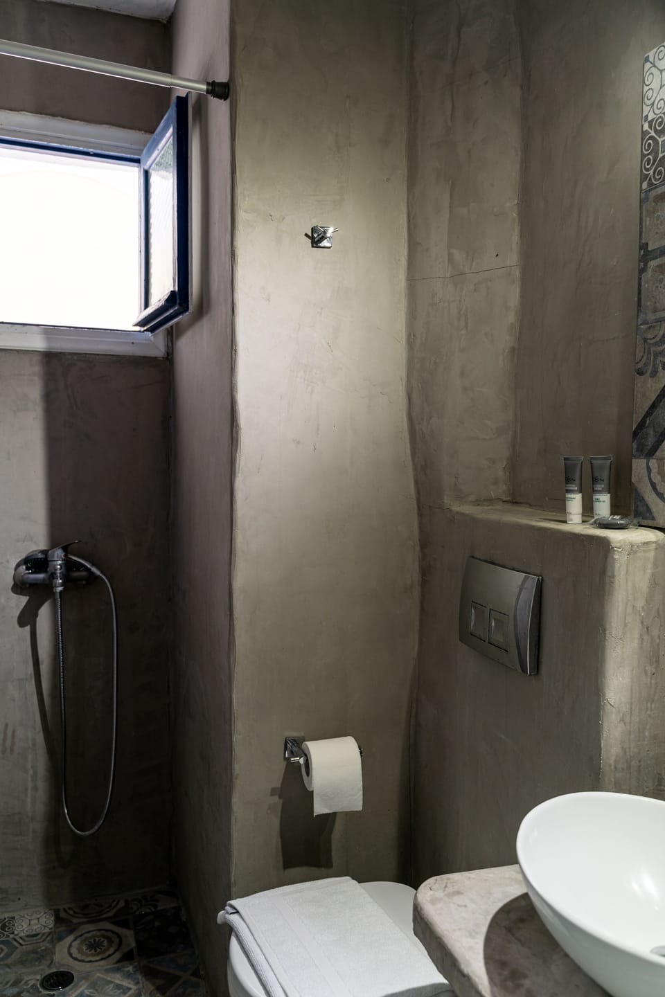 Classic Double or Twin Room, 2 Twin Beds | Bathroom | Shower, hair dryer, towels