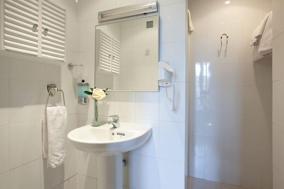 Bathtub, towels