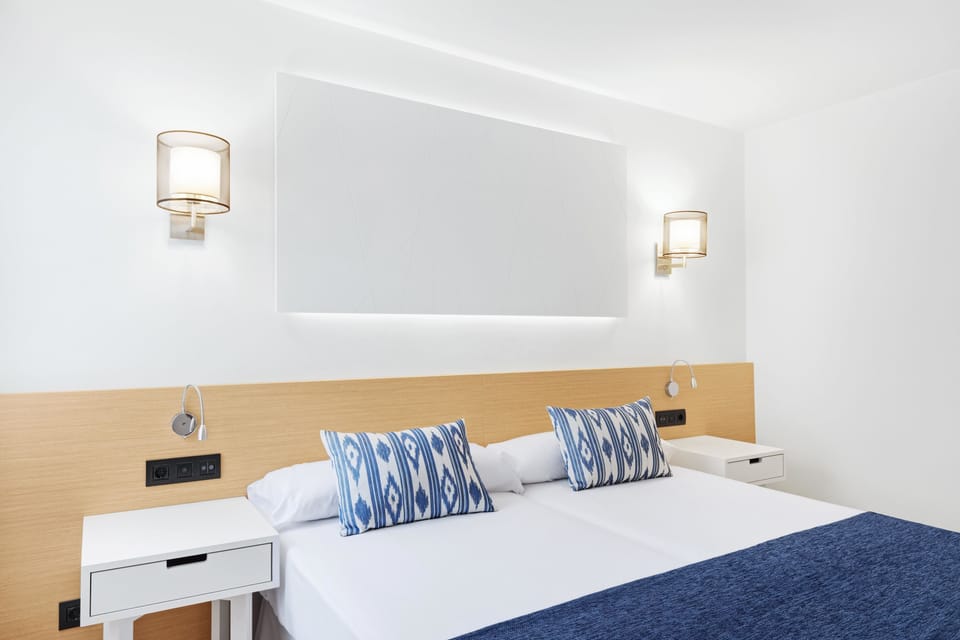 Junior Suite, Balcony, Sea View | Premium bedding, minibar, in-room safe, desk