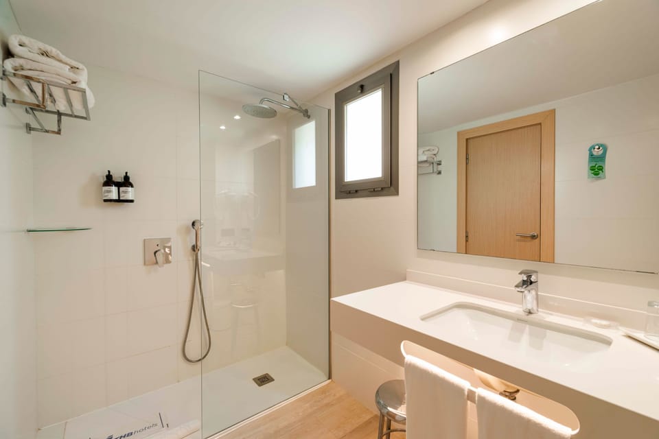 Junior Suite, Balcony, Sea View | Bathroom | Free toiletries, hair dryer, towels