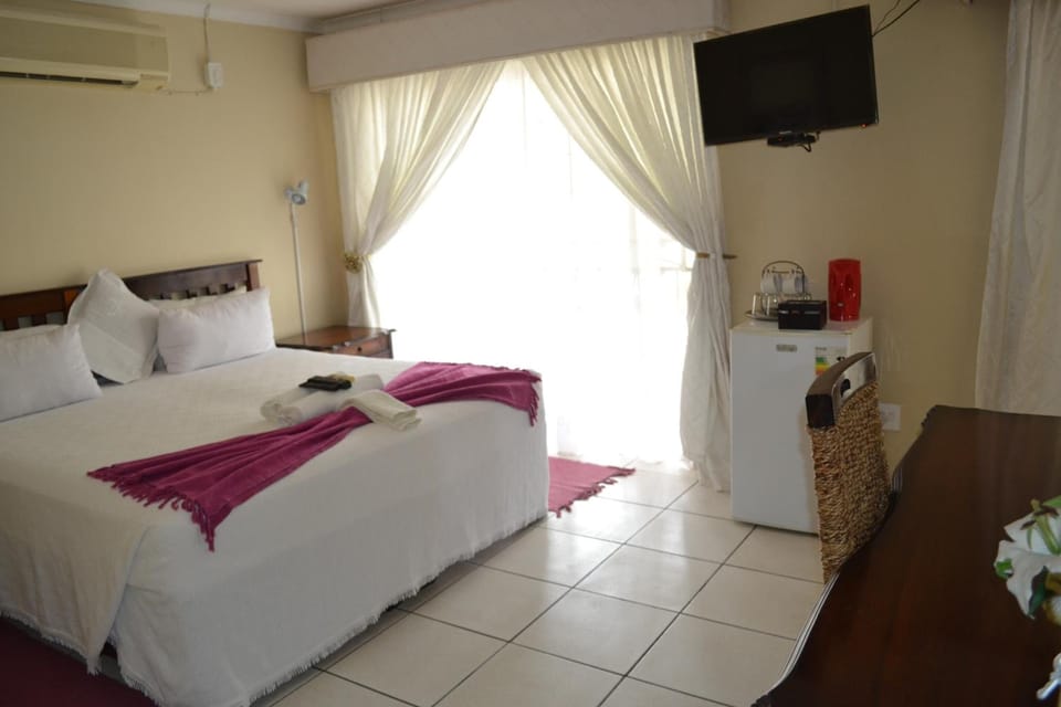 Minibar, free WiFi, bed sheets