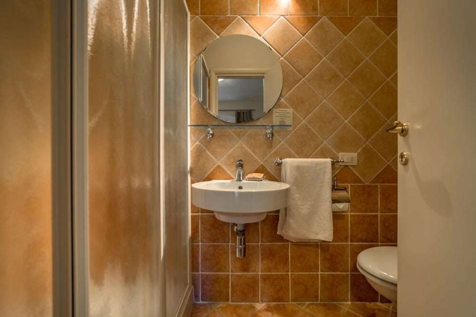 Economy Double Room | Bathroom | Free toiletries, hair dryer, bidet, towels