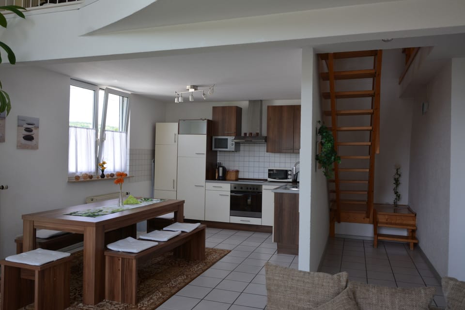 Coffee/tea maker, full-size fridge, microwave, oven