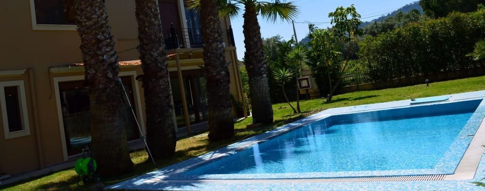 Outdoor pool, pool umbrellas, sun loungers