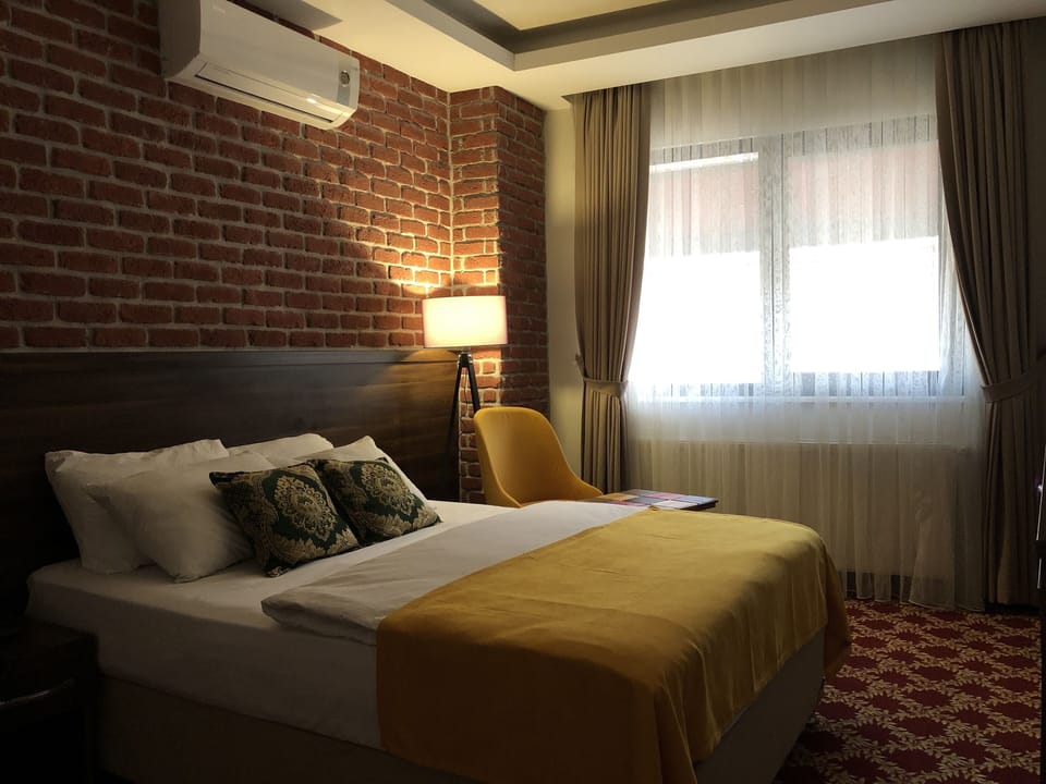 Standard Room, City View | Minibar, in-room safe, blackout drapes, soundproofing