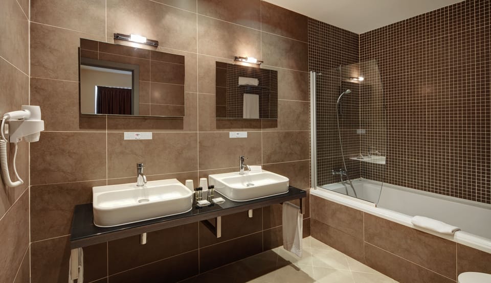 Combined shower/tub, free toiletries, hair dryer, bidet