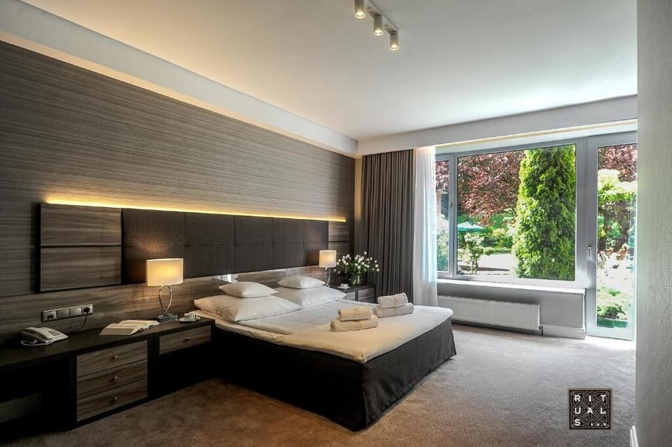 Deluxe Double Room | Premium bedding, individually decorated, desk, laptop workspace