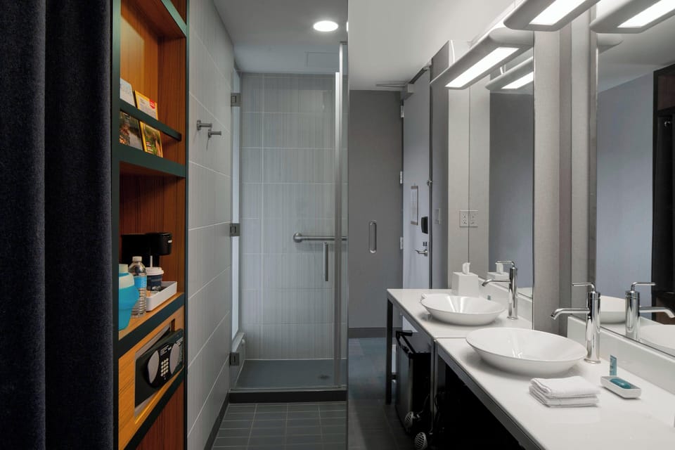 Room, 1 King Bed | Bathroom | Free toiletries, hair dryer, towels, soap