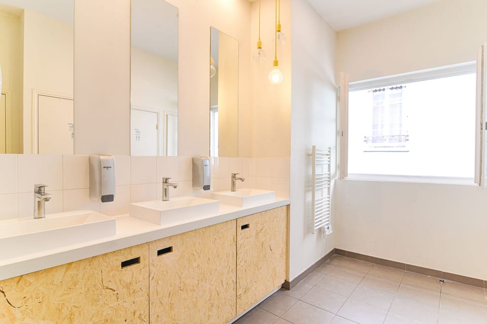 Shower, free toiletries, hair dryer