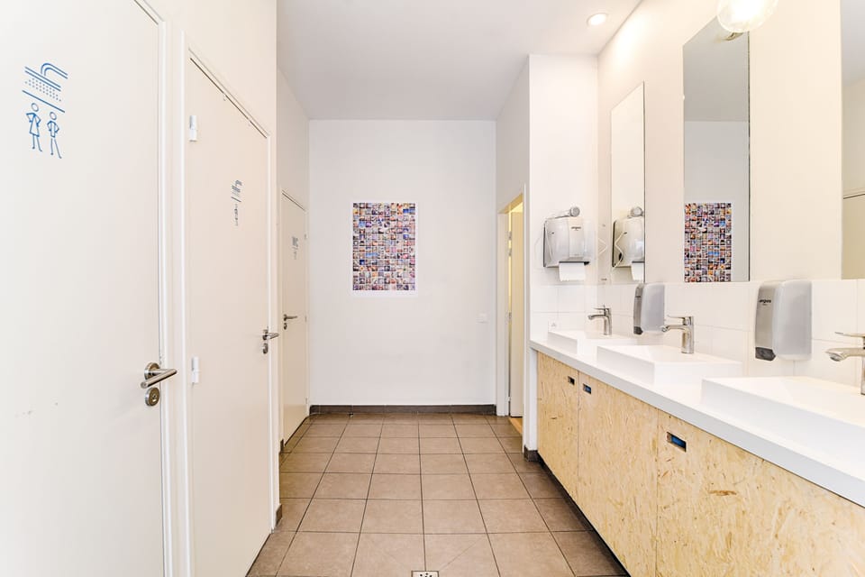 Shower, free toiletries, hair dryer