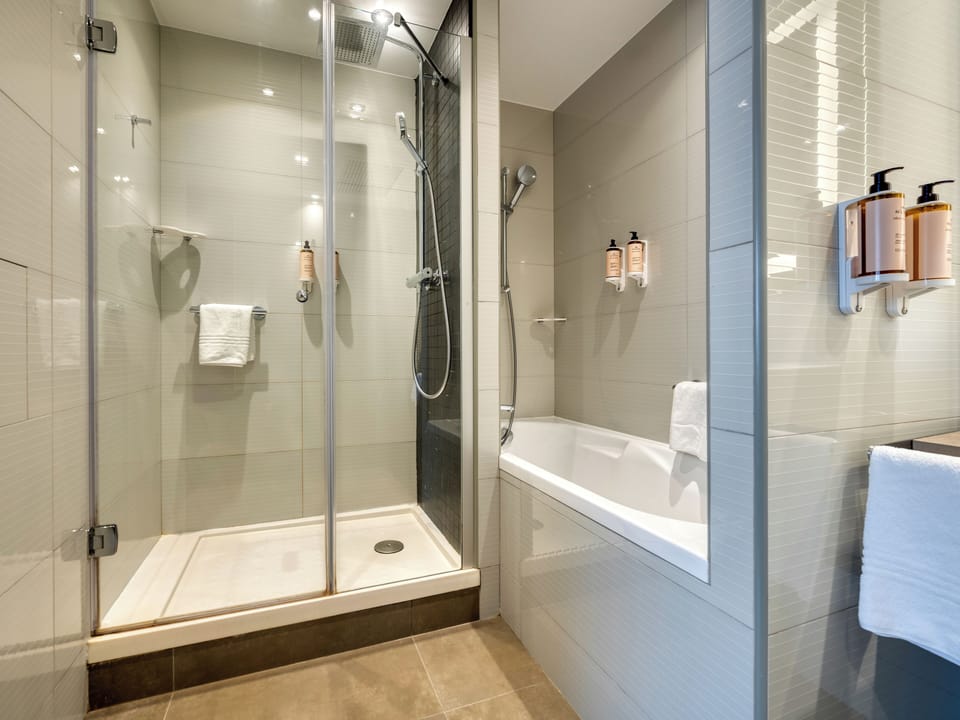 Junior Suite, 1 Double Bed | Bathroom | Eco-friendly toiletries, hair dryer, towels