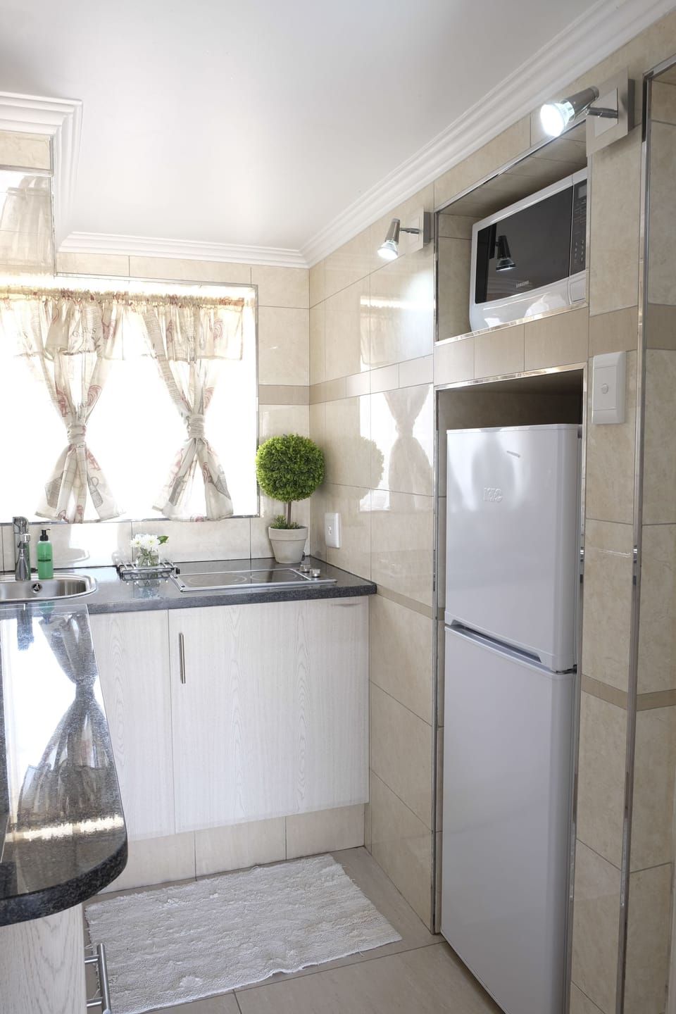 Executive Room | Private kitchen | Fridge, microwave, electric kettle, cookware/dishes/utensils
