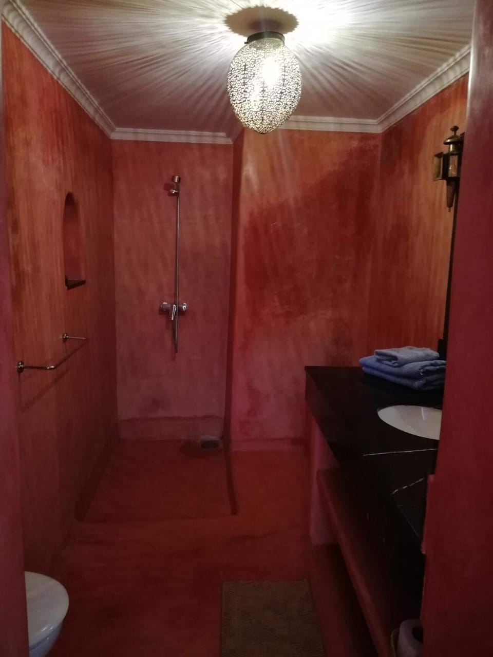 Deep soaking tub, hair dryer, towels