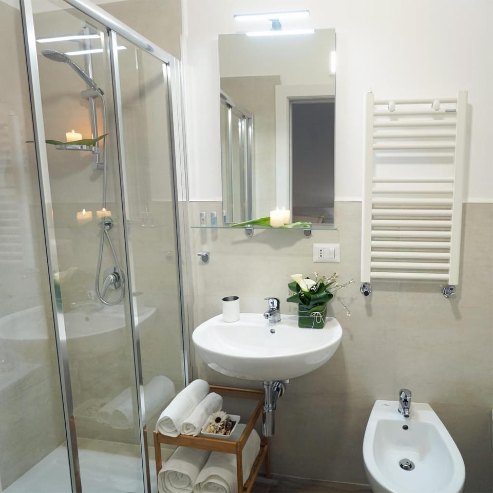 Shower, rainfall showerhead, free toiletries, hair dryer