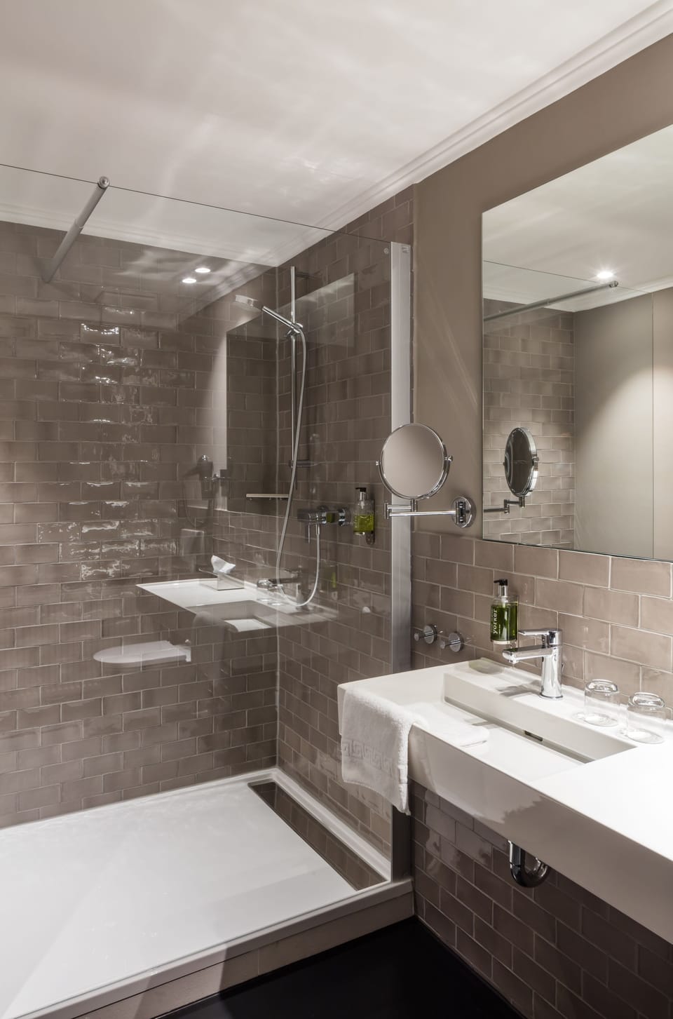 Junior Suite | Bathroom | Free toiletries, hair dryer, towels