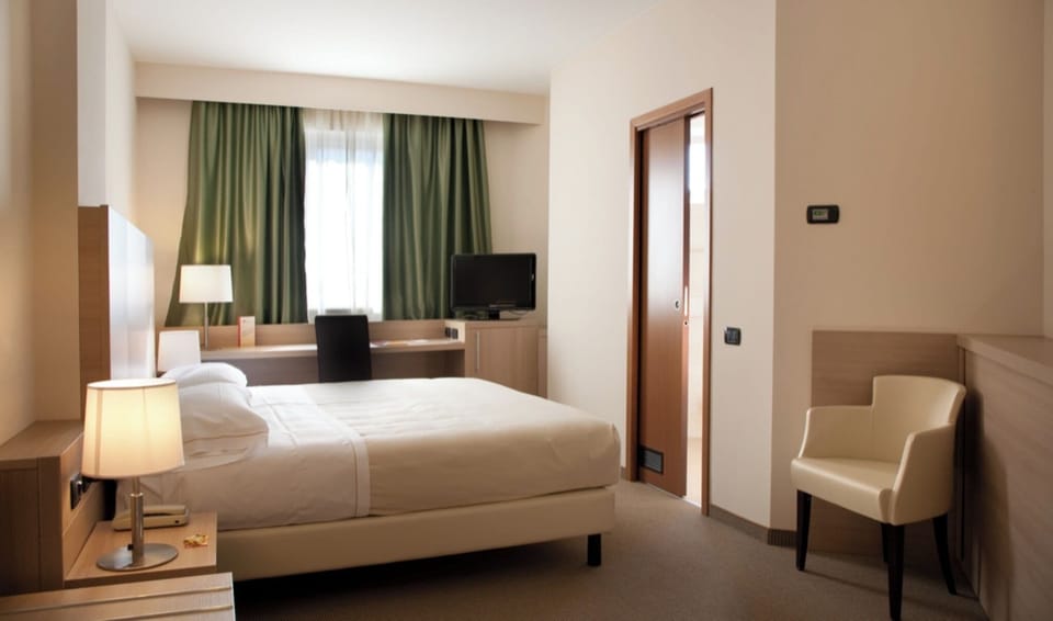 Premium bedding, down comforters, minibar, in-room safe