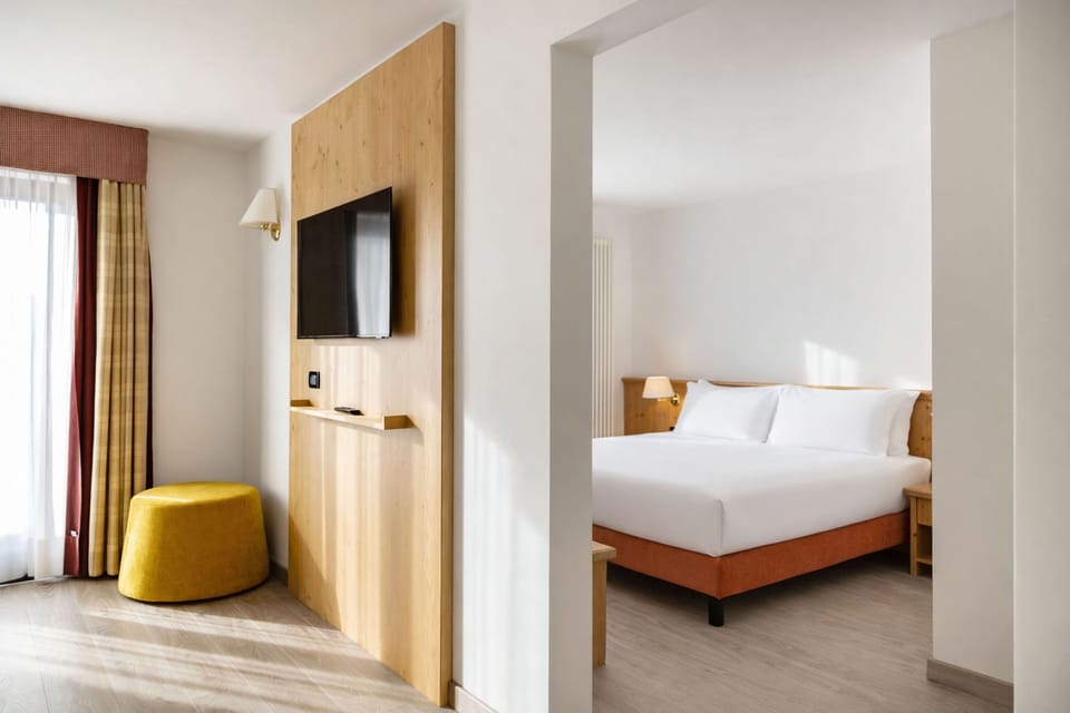 Deluxe Room | Minibar, in-room safe, desk, WiFi (free)