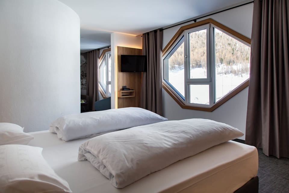 Junior Suite | In-room safe, desk, cribs (surcharge), WiFi (free)