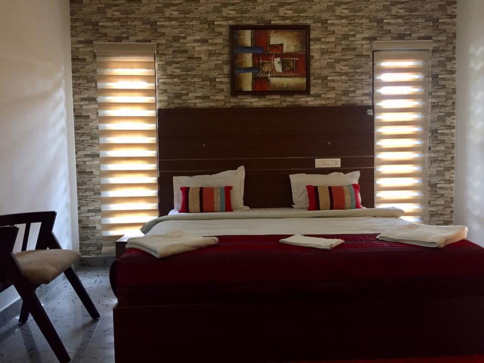 Deluxe Double Room, 1 King Bed, Non Smoking | Premium bedding, in-room safe, desk, soundproofing