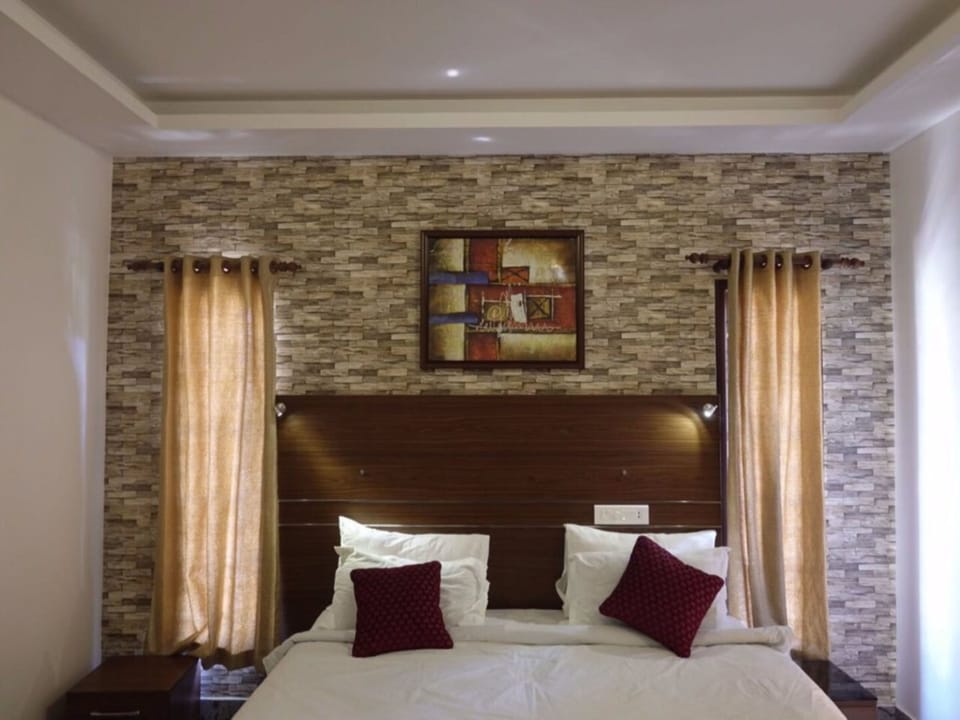 Premium bedding, in-room safe, desk, soundproofing