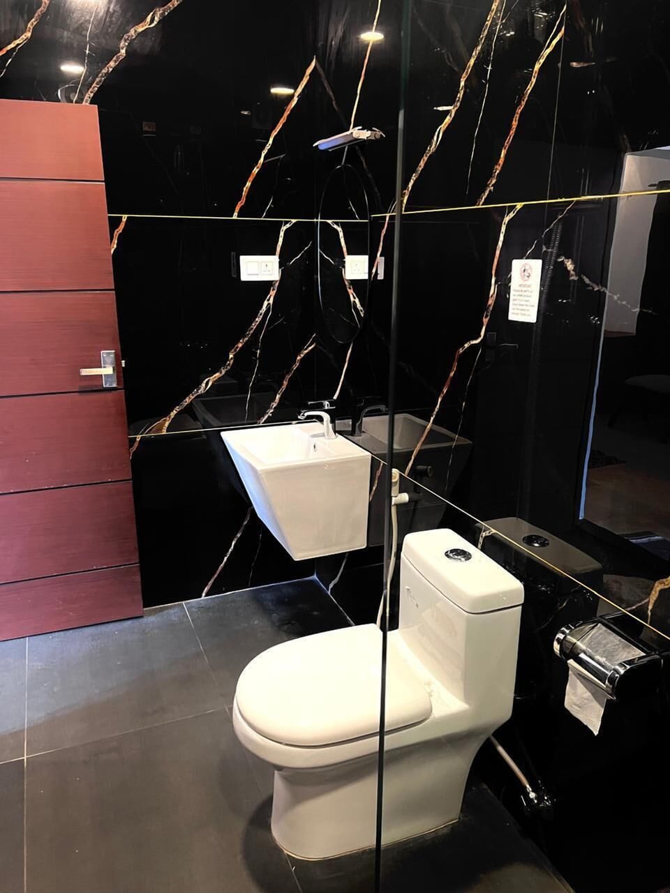 Deluxe Double Room, 1 King Bed, Non Smoking | Bathroom | Shower, free toiletries, hair dryer, towels