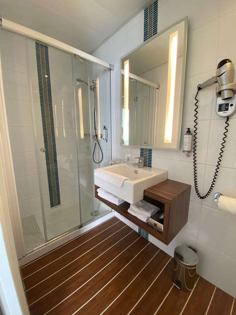 Standard Double Room, 1 Queen Bed | Bathroom | Hair dryer, towels, soap, shampoo