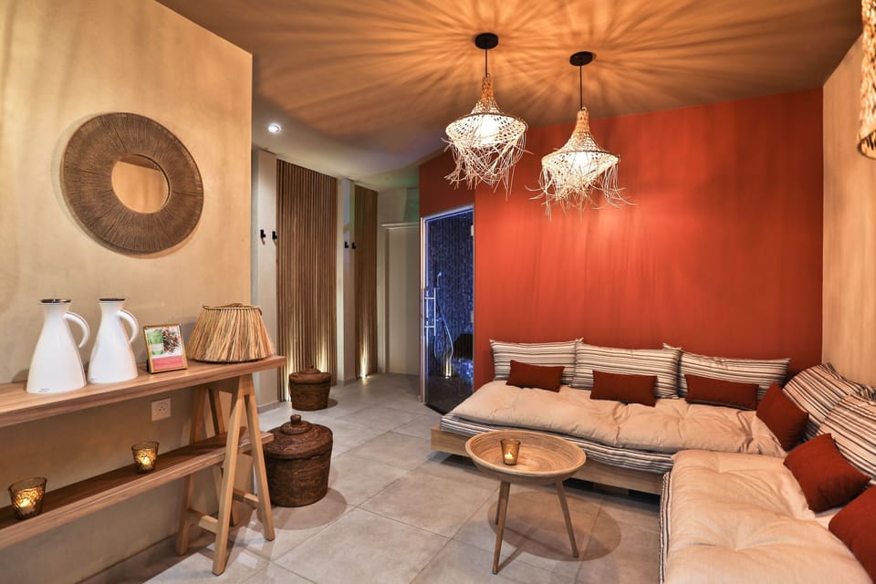 Couples treatment rooms, hot tub, steam room, body treatments