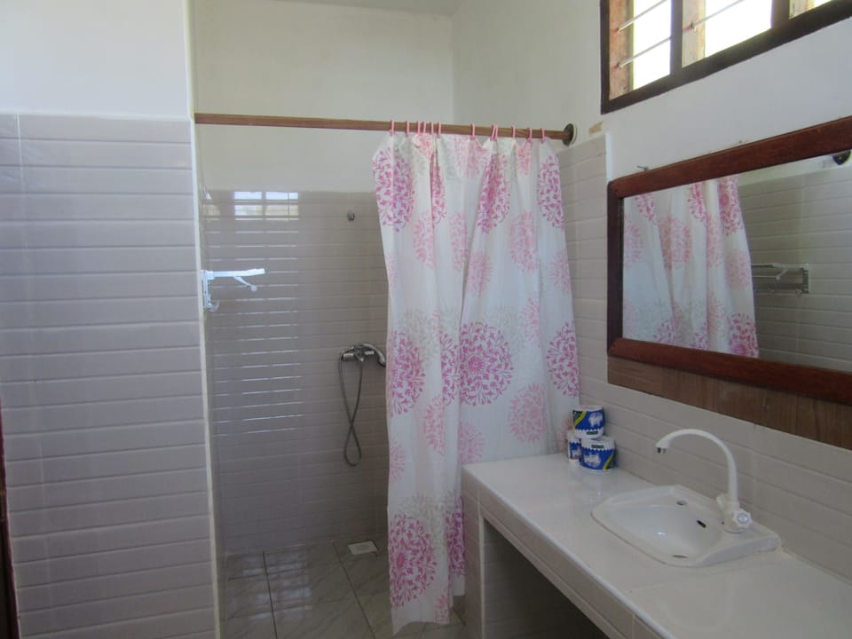 Deluxe Double Room, 1 Bedroom, Garden View, Garden Area | Bathroom | Separate tub and shower, free toiletries, towels