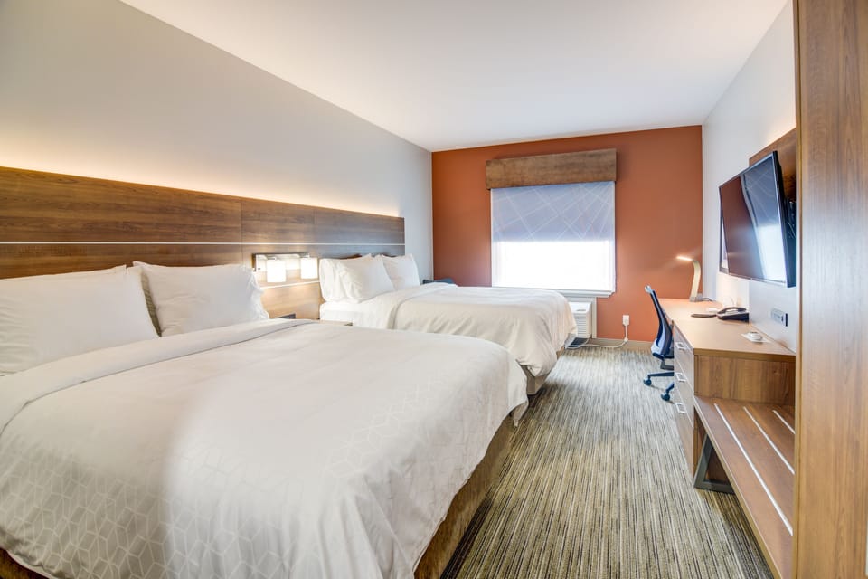 Down comforters, in-room safe, desk, blackout drapes