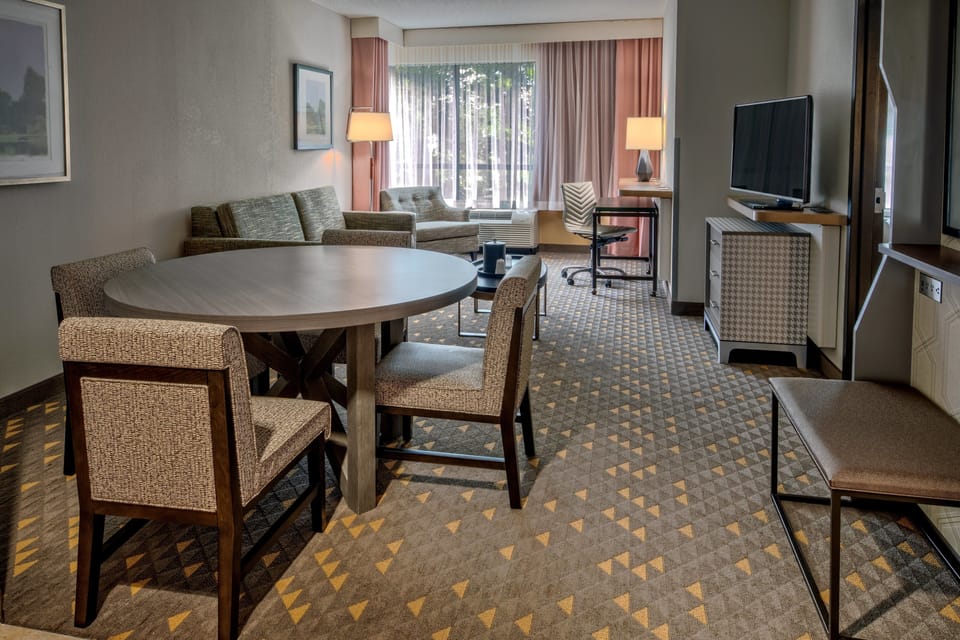 Suite, 1 King Bed | Premium bedding, pillowtop beds, desk, iron/ironing board