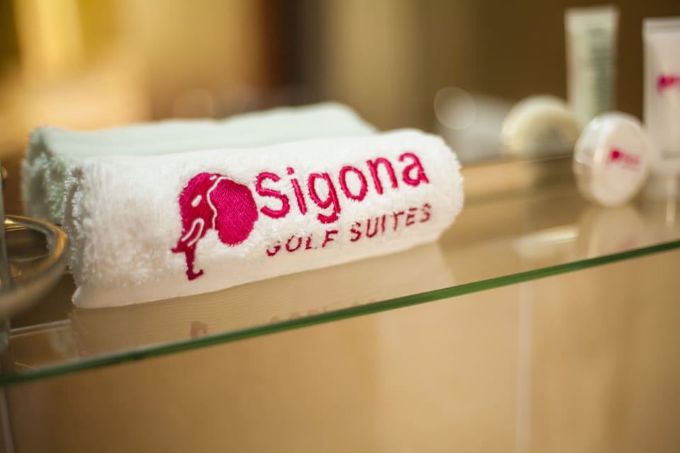 Shower, rainfall showerhead, free toiletries, hair dryer