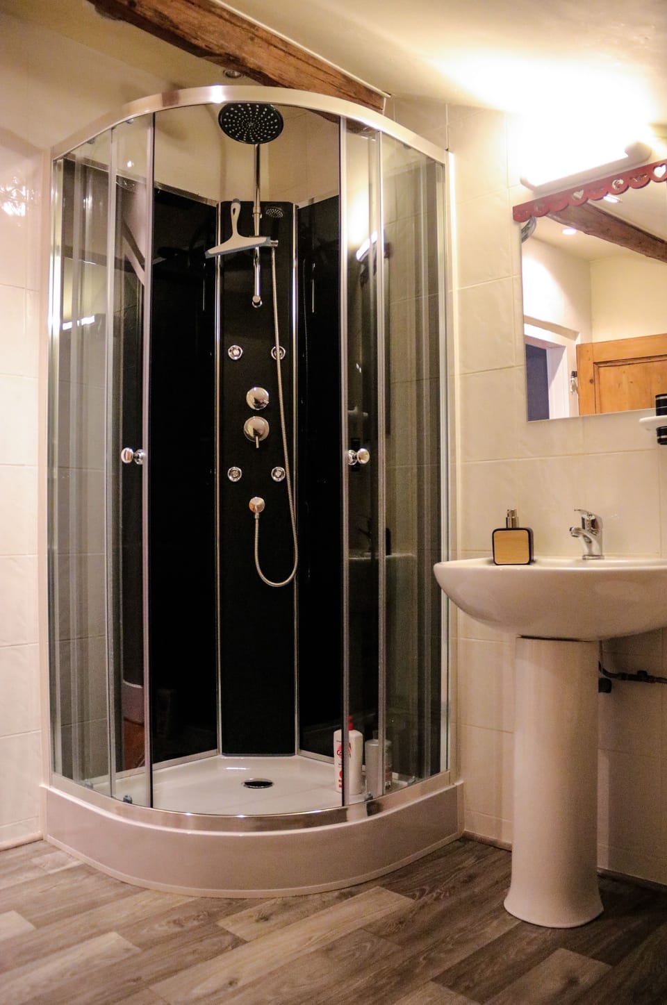 Comfort Suite, Private Bathroom (Chamois) | Bathroom | Shower, free toiletries, hair dryer, towels