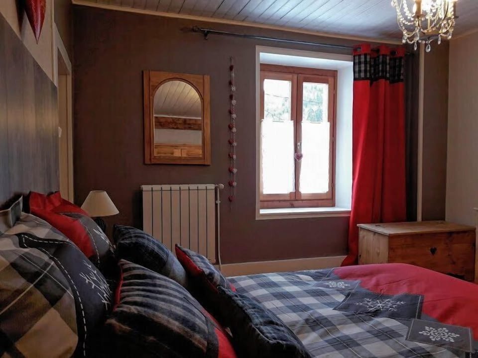 Comfort Suite, Private Bathroom (Chamois) | 1 bedroom, minibar, individually decorated, desk