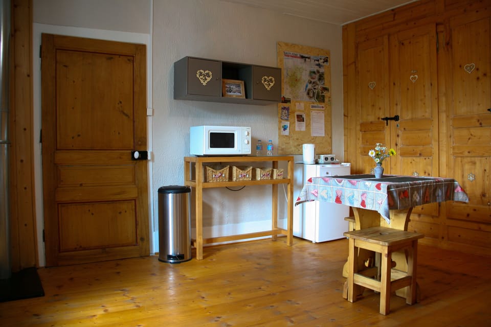 Comfort Suite, Private Bathroom (Chamois) | Living area | Flat-screen TV
