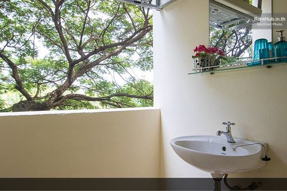 Standard Double Room | Bathroom | Shower, rainfall showerhead, free toiletries, towels