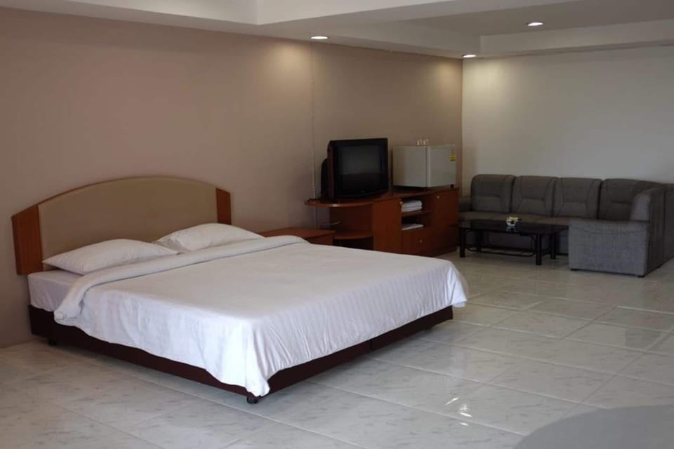Superior Room | Living area | 32-inch LCD TV with digital channels, TV