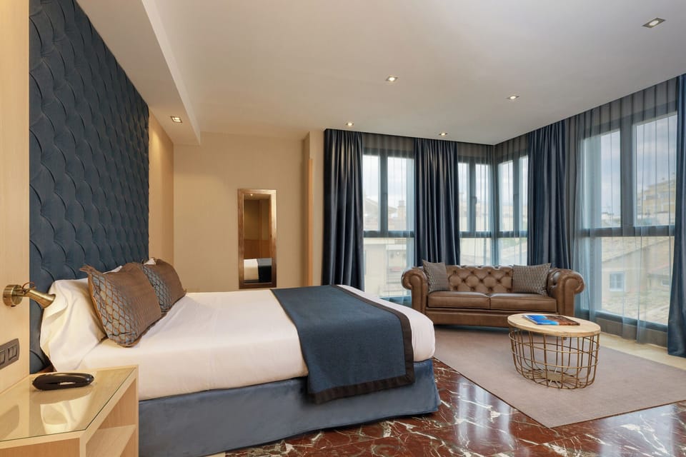 Junior Room | In-room safe, desk, laptop workspace, blackout drapes