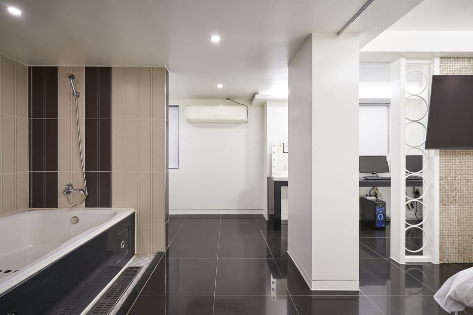 Suite | Premium bedding, desk, blackout drapes, free WiFi