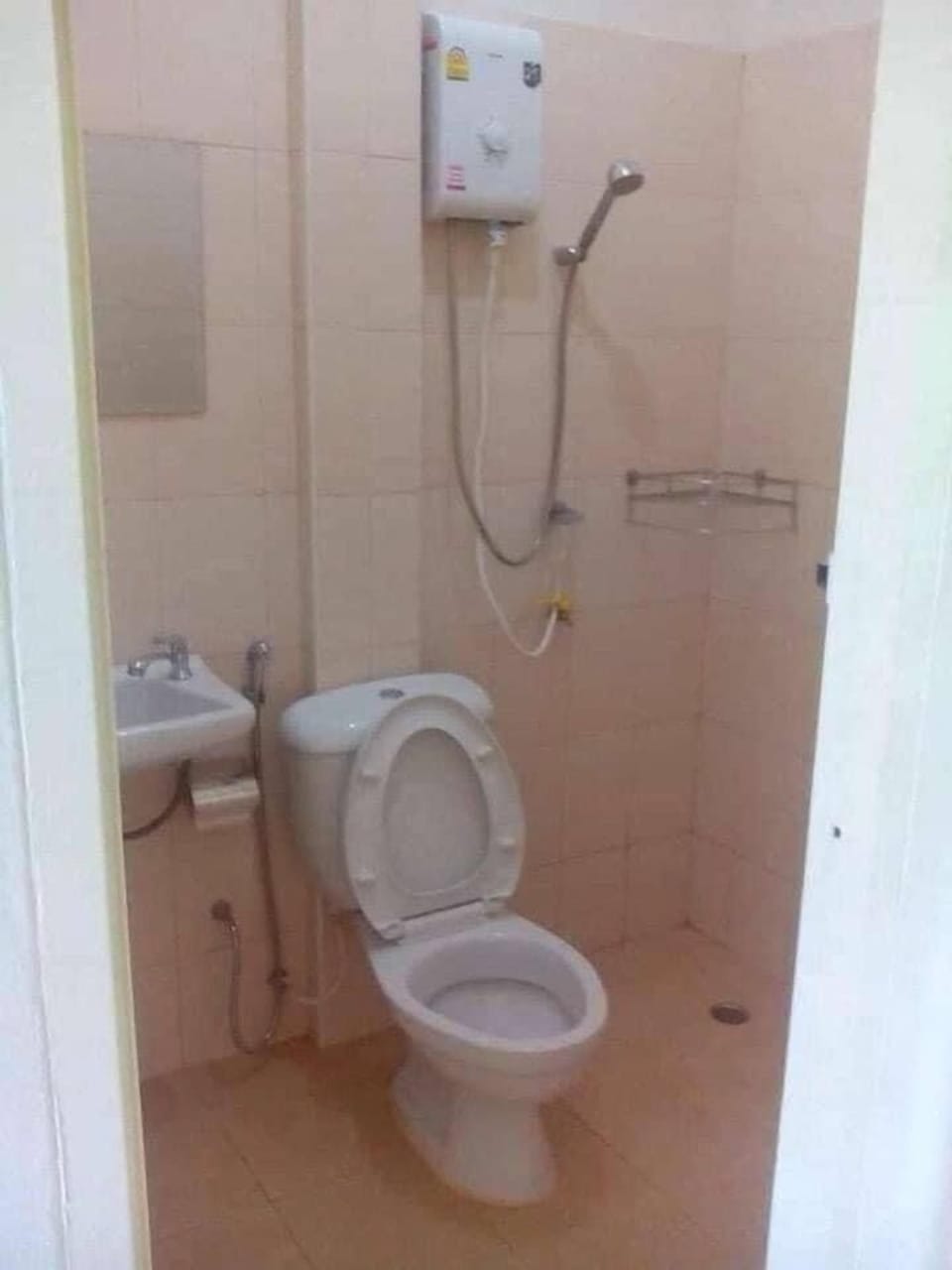 Single Room | Bathroom | Shower, towels, soap, toilet paper