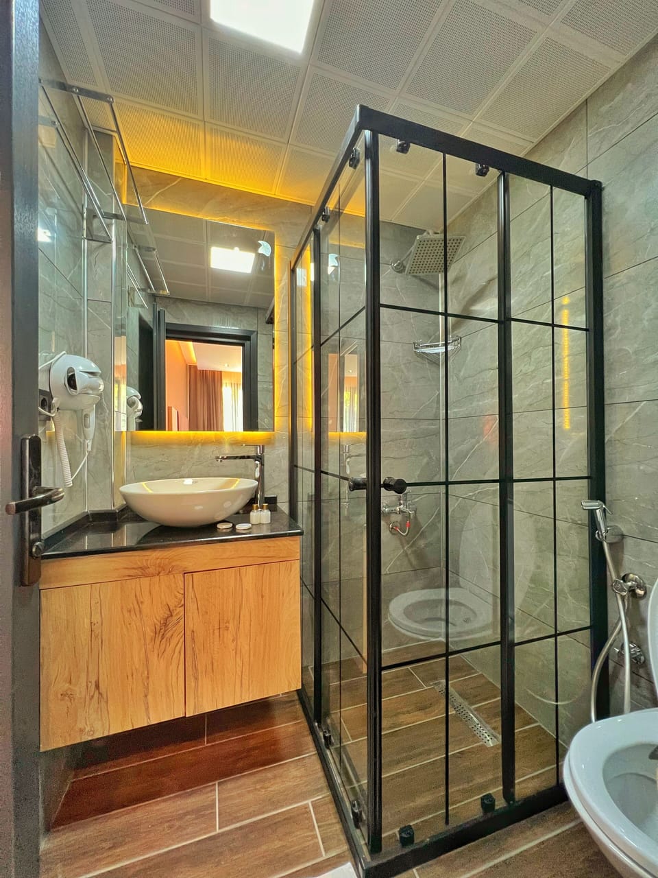 Premium bedding, minibar, blackout drapes, soundproofing
