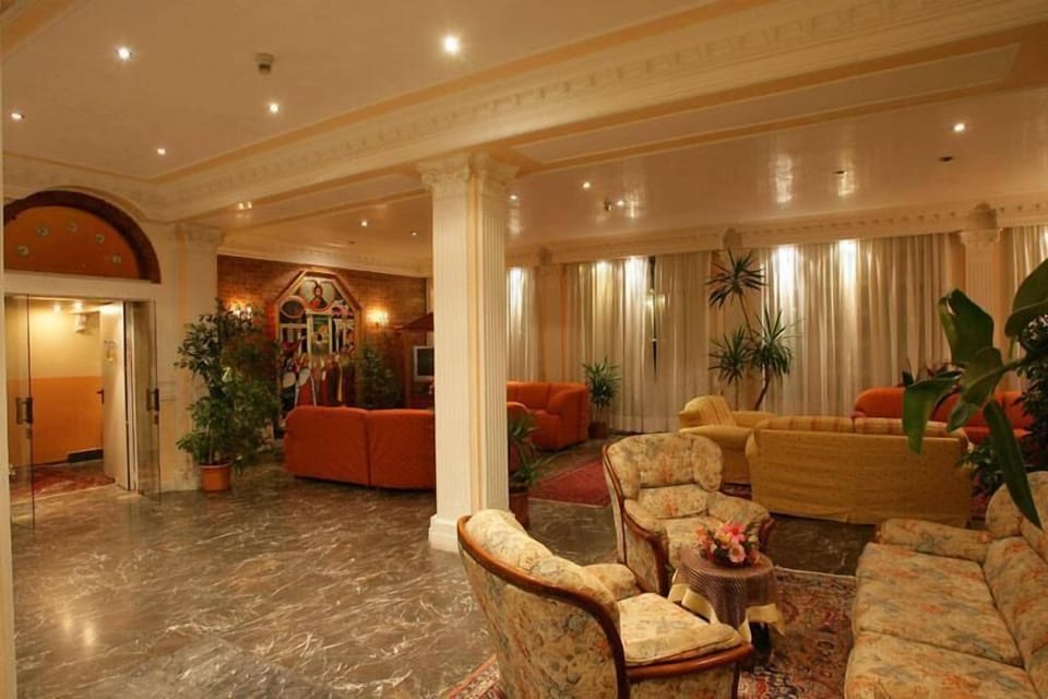 Lobby lounge