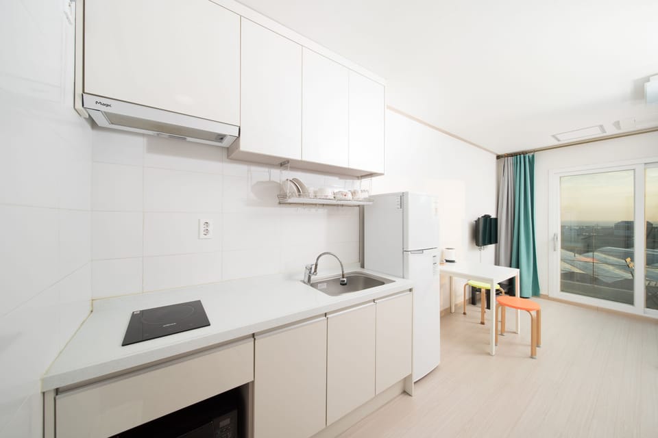 Studio | Private kitchen | Fridge, microwave, stovetop, coffee/tea maker