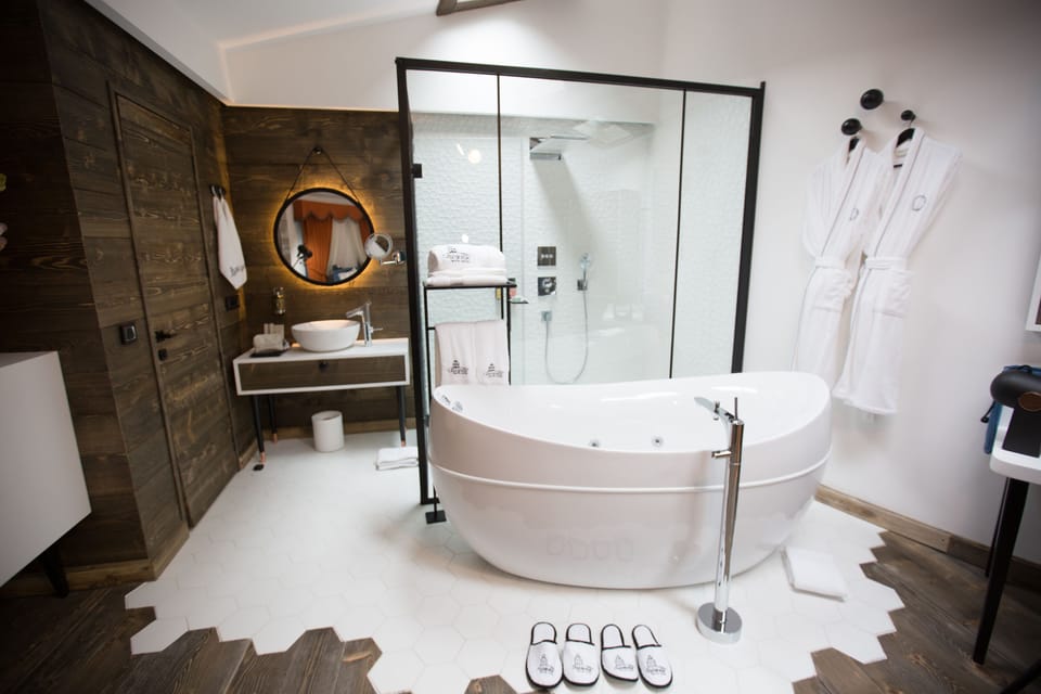 Superior Suite | Deep soaking bathtub