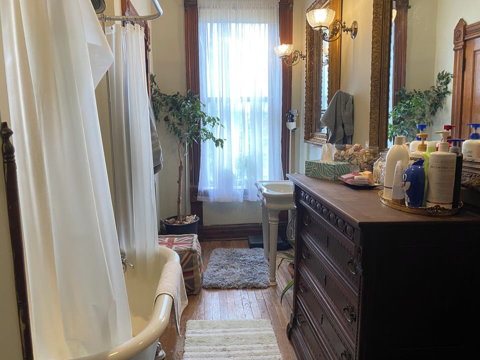 Vineyard Mansion B&B - Crown Room | Bathroom | Hair dryer, towels, toilet paper