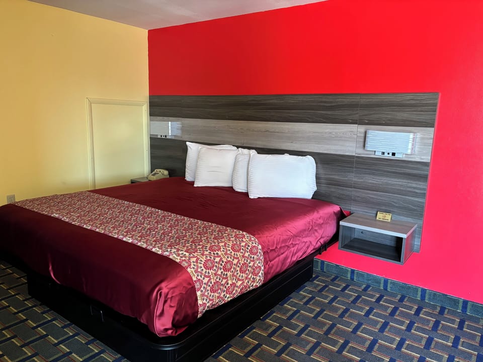 Standard Room, 1 King Bed | Desk, iron/ironing board, free WiFi