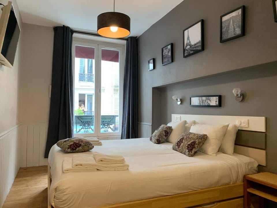 Standard Double Room | In-room safe, desk, soundproofing, iron/ironing board