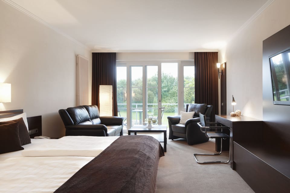Hypo-allergenic bedding, desk, free WiFi, bed sheets